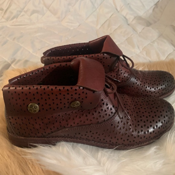 PATRICIA NASH BURGUNDY PERFORATED LASER CUT ANKLE SHOE. - Picture 4 of 6